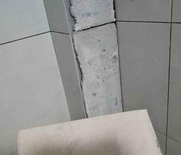 托克托瓷砖空鼓维修公司分享下厨房瓷砖脱落的补救措施。